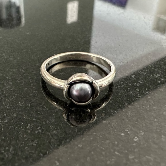 Sterling silver pearl ring - Picture 2 of 3
